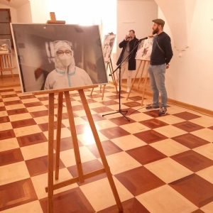 Wernisaż wystawy fotografii reportażowej pt. „NURSES ON THE FRONT LINE”